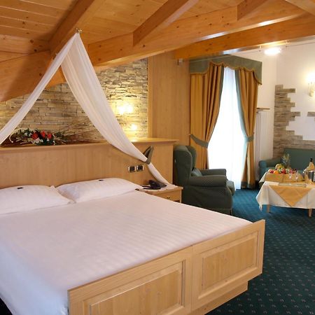 Hotel Gran Vacanze Rooms & Apartments Dimaro Bagian luar foto