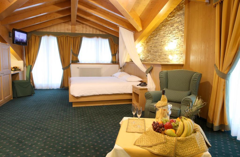 Hotel Gran Vacanze Rooms & Apartments Dimaro Bagian luar foto