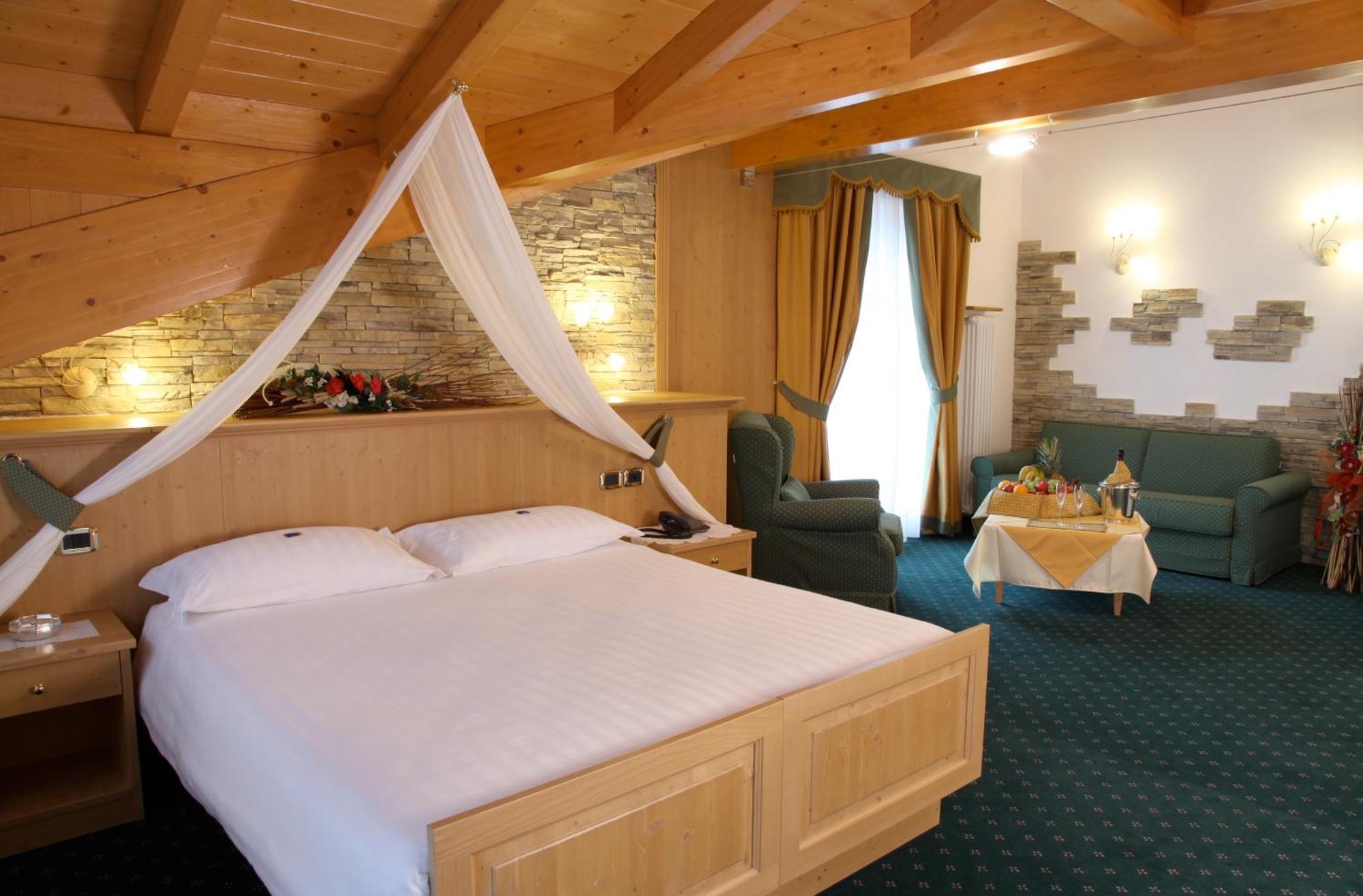 Hotel Gran Vacanze Rooms & Apartments Dimaro Bagian luar foto