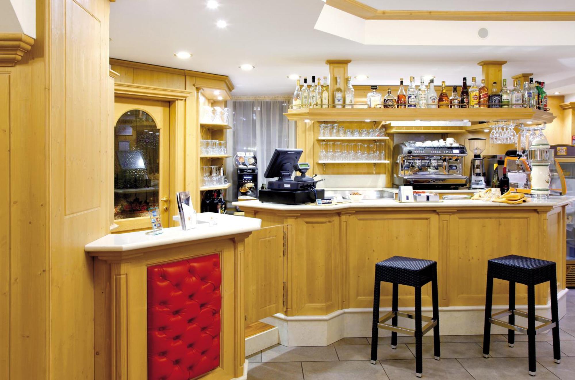 Hotel Gran Vacanze Rooms & Apartments Dimaro Bagian luar foto