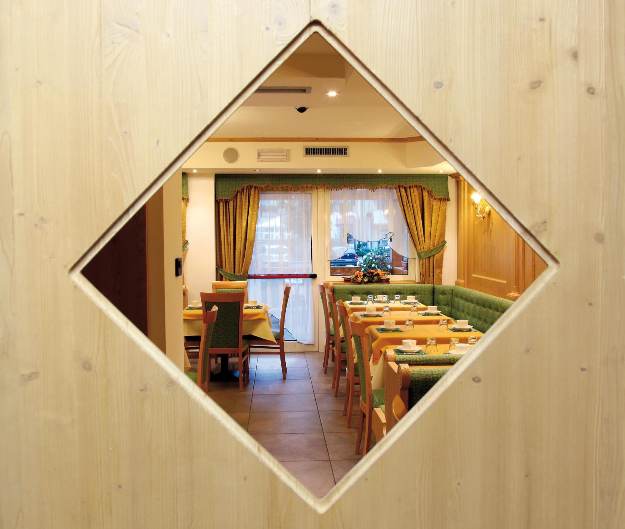 Hotel Gran Vacanze Rooms & Apartments Dimaro Bagian luar foto