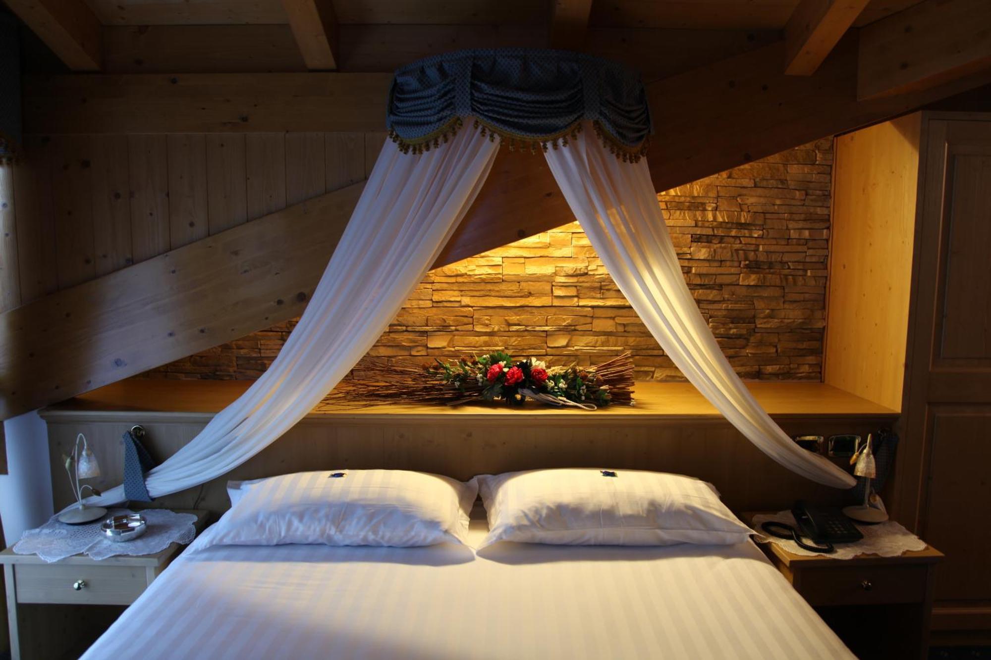 Hotel Gran Vacanze Rooms & Apartments Dimaro Bagian luar foto