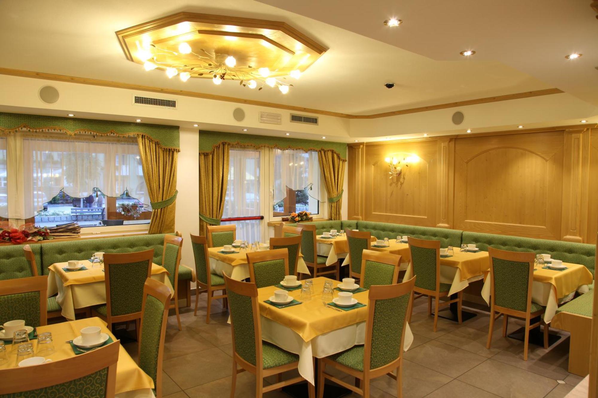 Hotel Gran Vacanze Rooms & Apartments Dimaro Bagian luar foto