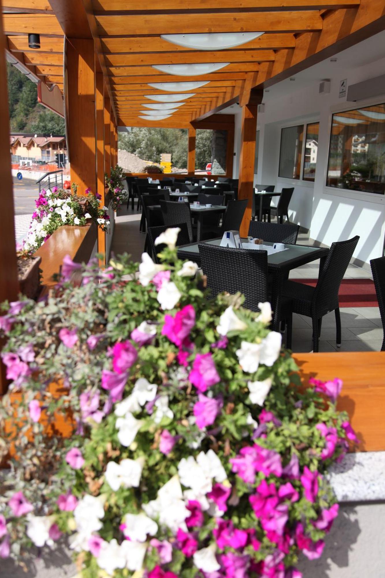 Hotel Gran Vacanze Rooms & Apartments Dimaro Bagian luar foto