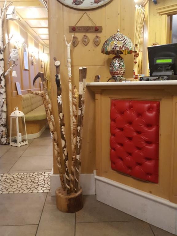 Hotel Gran Vacanze Rooms & Apartments Dimaro Bagian luar foto